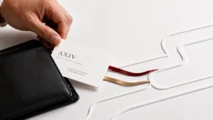 Beneficii incluse AXIV reprezentate printr-un card scos din portofel și ghidat de benzi roșii și aurii într-un traseu de servicii digitale.