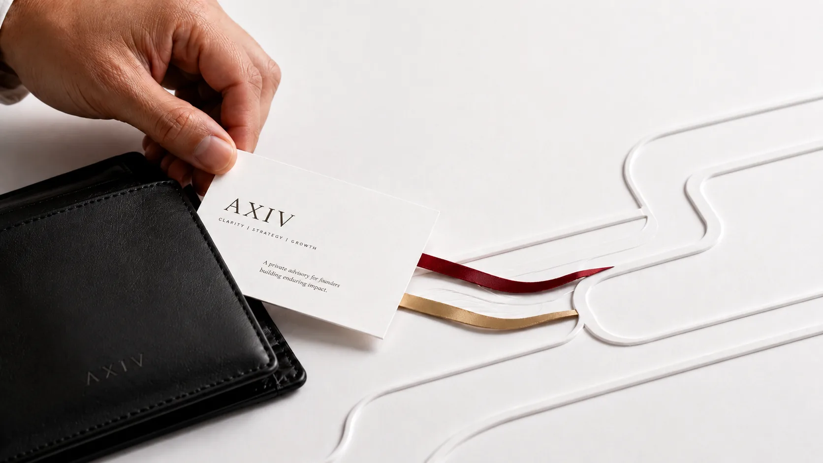 Beneficii incluse AXIV reprezentate printr-un card scos din portofel și ghidat de benzi roșii și aurii într-un traseu de servicii digitale.